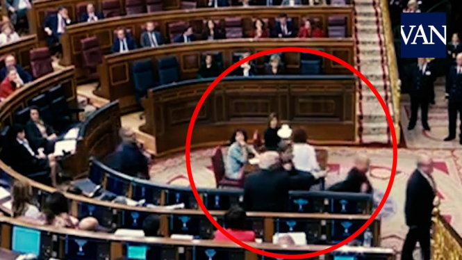 Глава МИД Испании Хосеп Боррель обвинил одного из девяти депутатов "Республиканской левой Каталонии" в том, что тот плюнул в него во время заседания испанского парламента. 