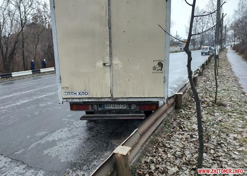 В Житомире в воскресенье из-за гололеда не вышли на маршруты коммунальные автобусы, также утром были отменены почти все пригородные маршруты. 