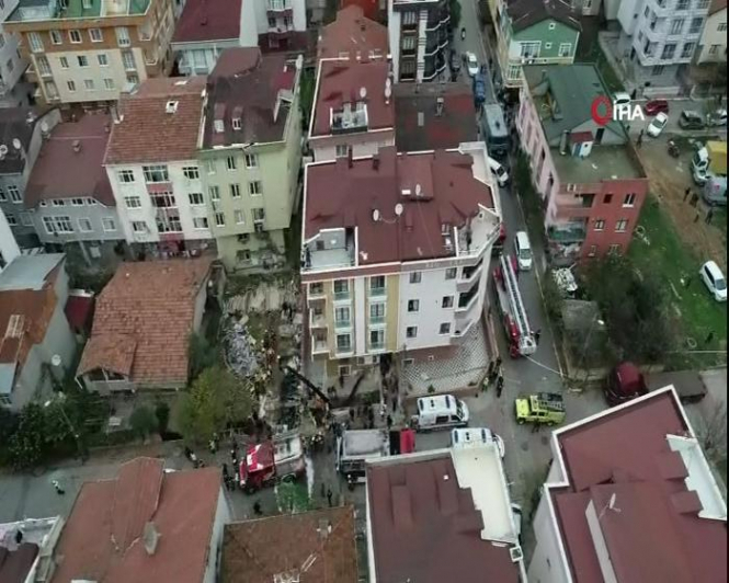 Четверо турецких военных погибли в результате падения вертолета в одном из жилых районов Стамбула. 