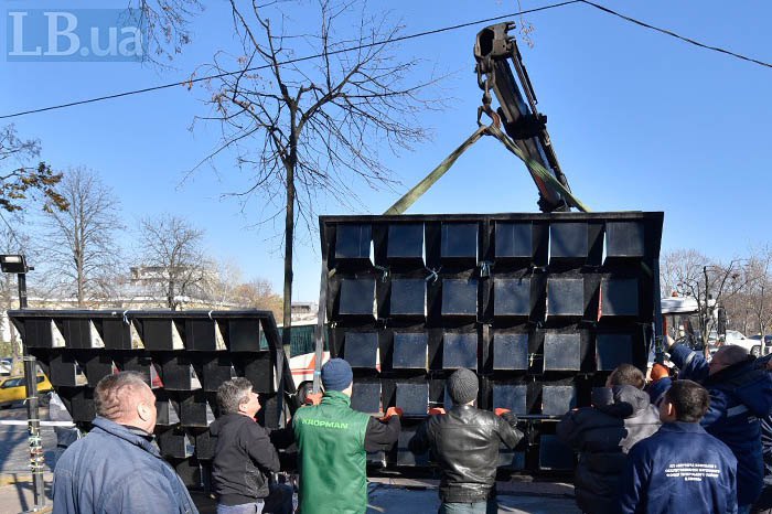 
В Киеве на аллее Героев Небесной Сотни в среду, 7 ноября, демонтировали стелу с фотографиями и памятный крест. 