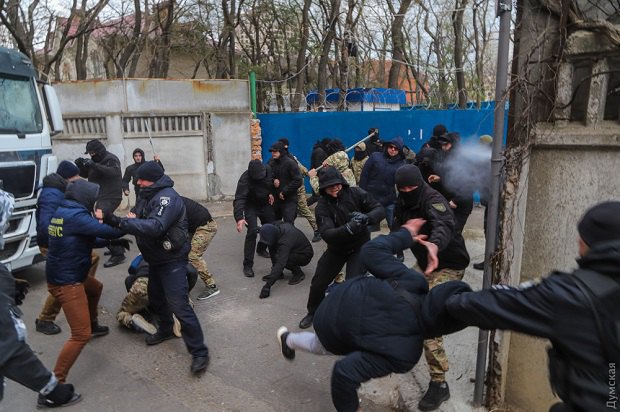 В четверг, 29 ноября, у строительной площадки на Гагаринском плато в Одессе на местных жителей, которые выступают против строительства, набросились около 20 неизвестных. 