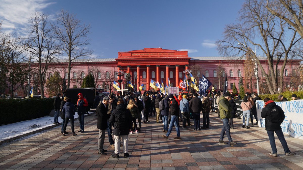 В центре Киева представители праворадикальных организаций сорвали марш за права трансгендеров. 