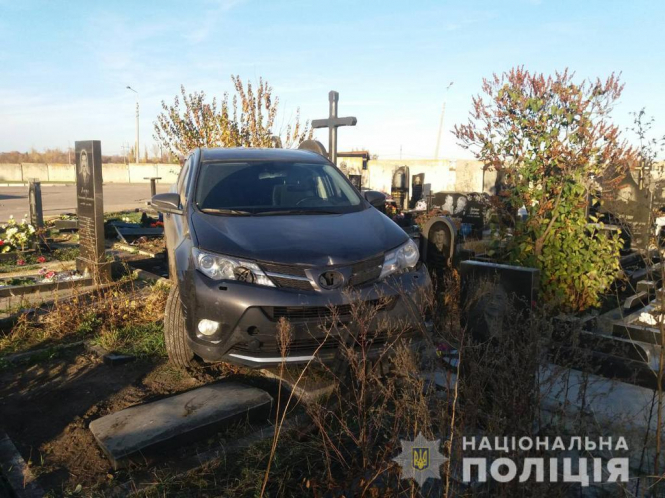 В Харькове полиция начала проверку по факту повреждения памятников на кладбище. 