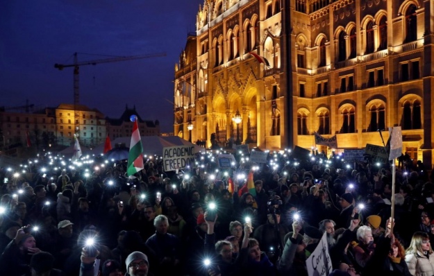 Студенты, к которым присоединились тысячи людей вышли в субботу в Будапеште на акцию протеста, требуя гарантий академической свободы и изменения государственной политики, которая заставляет основанный американским миллиардером Джорджем Соросом университет покинуть Венгрию. 