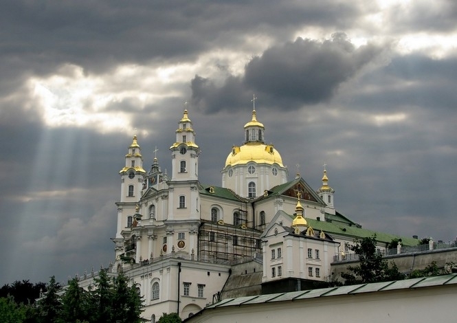 
Министерство юстиции Украины отменило перерегистрацию сооружений Свято-Успенской Почаевской Лавры. 