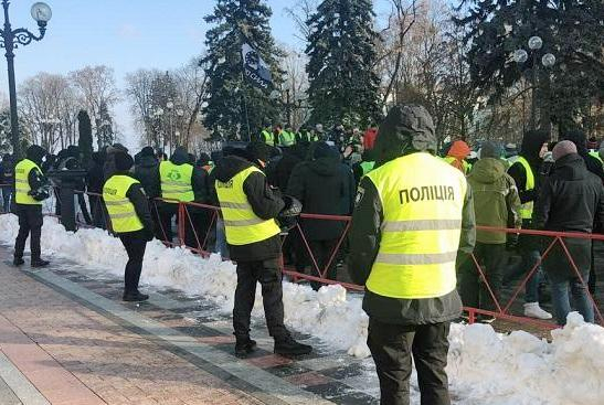 Во время акции протеста автовладельцев на европейских номерах в правительственном квартале Киева правоохранители задержали и доставили в отделение трех человек. 