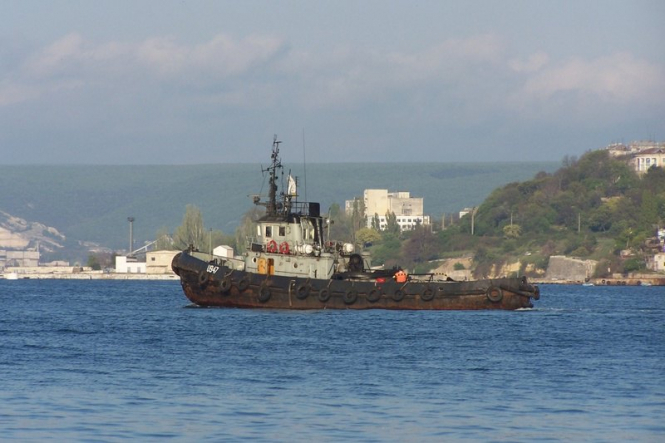Экипаж украинского рейдового буксира не пострадал от тарана российским кораблем. 