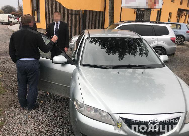 Департамент защиты экономики Национальной полиция 2 ноября задержал главу одной из районных администраций Львовской области по подозрению в получении взятки. 
