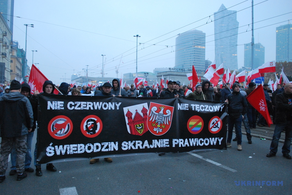 В воскресенье, 11 ноября, в 15:00 в центре Варшавы начался Бело-красный марш по случаю 100-летия независимости Польши - совместное мероприятие власти и организации "Марш независимости". 