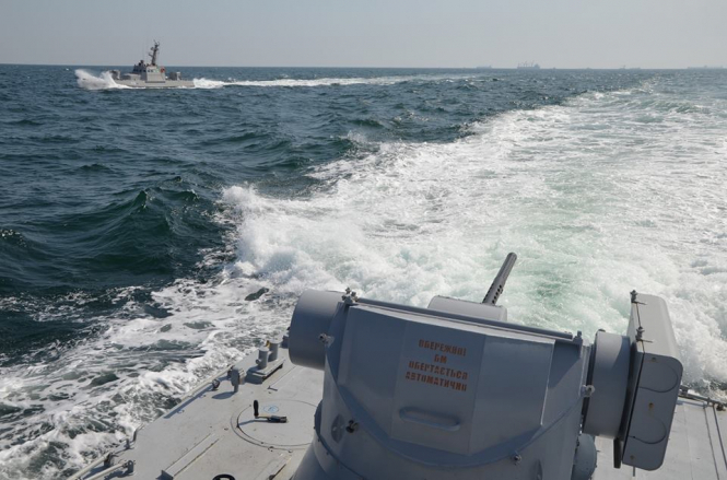 Пограничный корабль России в Азовском море протаранил рейдовый буксир украинских военных. 