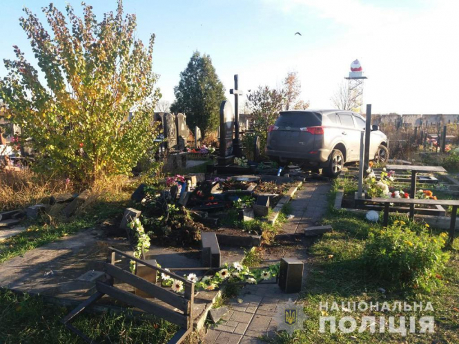 В Харькове полиция начала проверку по факту повреждения памятников на кладбище. 