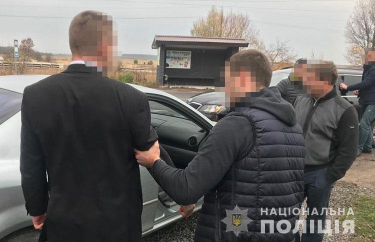 Департамент защиты экономики Национальной полиция 2 ноября задержал главу одной из районных администраций Львовской области по подозрению в получении взятки. 