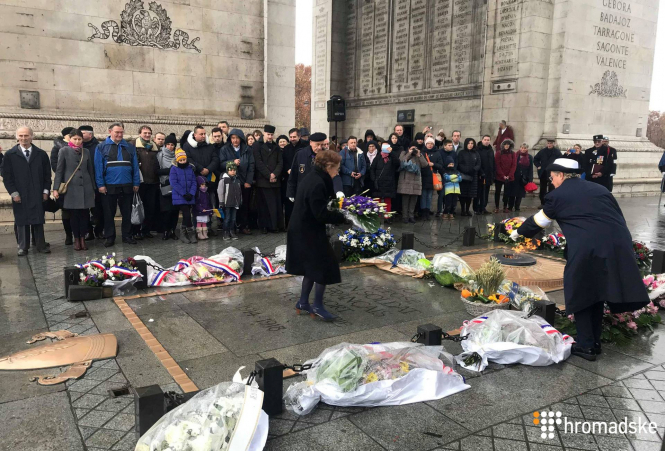 В Париже 25 ноября состоялось торжественное возложение цветов под Триумфальной Аркой по случаю годовщины Голодомора. 
