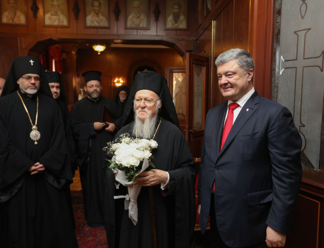 Президент Петр Порошенко и Вселенский патриарх Варфоломей подписали соглашение о сотрудничестве и взаимодействии между Украиной и Вселенским патриархатом. 
