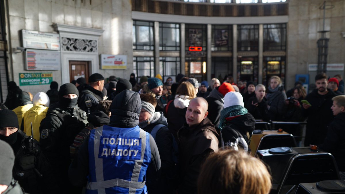 В центре Киева представители праворадикальных организаций сорвали марш за права трансгендеров. 