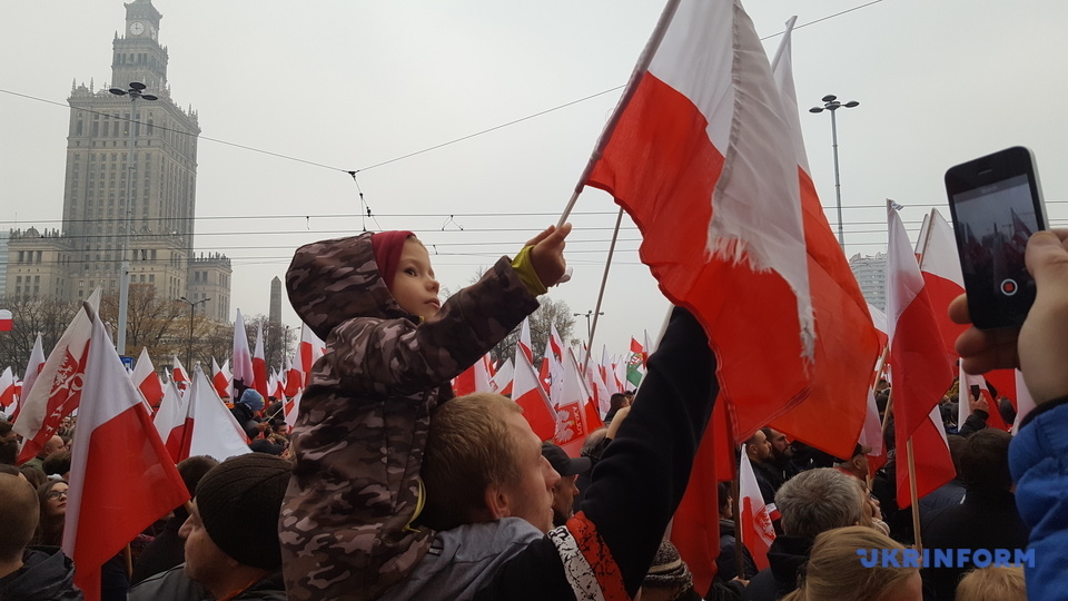 В воскресенье, 11 ноября, в 15:00 в центре Варшавы начался Бело-красный марш по случаю 100-летия независимости Польши - совместное мероприятие власти и организации "Марш независимости". 