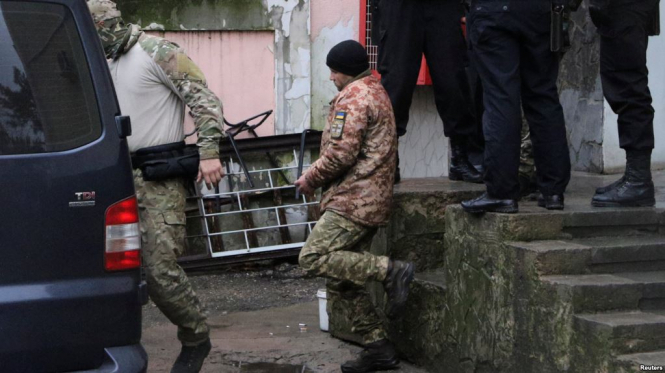 Киевский районный "суд" оккупированного Симферополя арестовал на 2 месяца 24 украинских моряков, захваченных ФСБ России в районе Керченского пролива. 