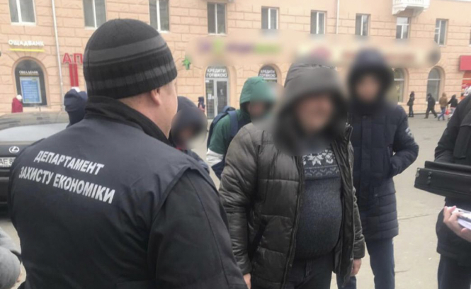 В Днепре правоохранители задержали по подозрению во взяточничестве старшего оперуполномоченного налоговой милиции ГУ ДФС в Днепропетровской области. 