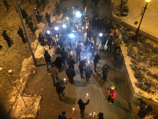 В центре Киева началась факельное шествие в Министерство внутренних дел Украины с требованием конкретных результатов расследования преступлений, совершенных во время Евромайдана и Революции достоинства. 