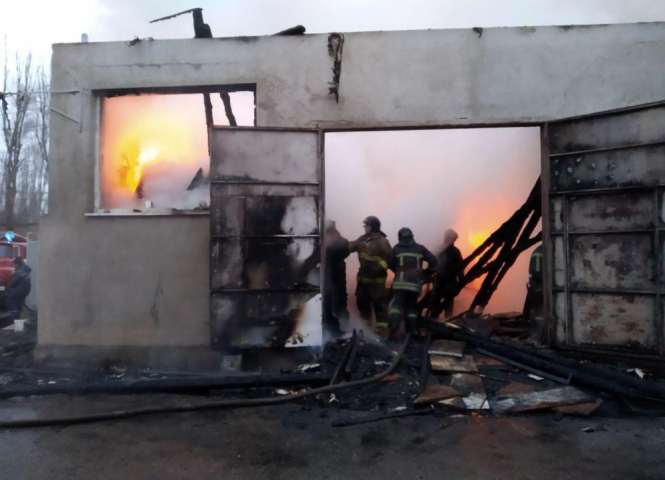В воскресенье, 30 декабря, в Одессе занялись складские помещения на территории бывшего завода "Микрон". Огонь охватил 700 квадратных метров здания. 