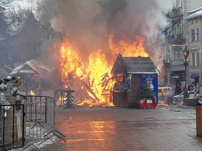 В субботу, 22 декабря, на рождественской ярмарке возле Оперного театра во Львове произошел взрыв. За данным ДСНС Львовщины, в результате пожара пострадали четыре человека. 