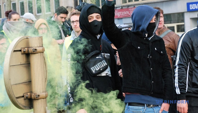 В нидерландской Гааге участники акции движения "желтых жилетов" зажигали фейерверки и дымовые шашки, поэтому пришлось вмешаться полиция. 