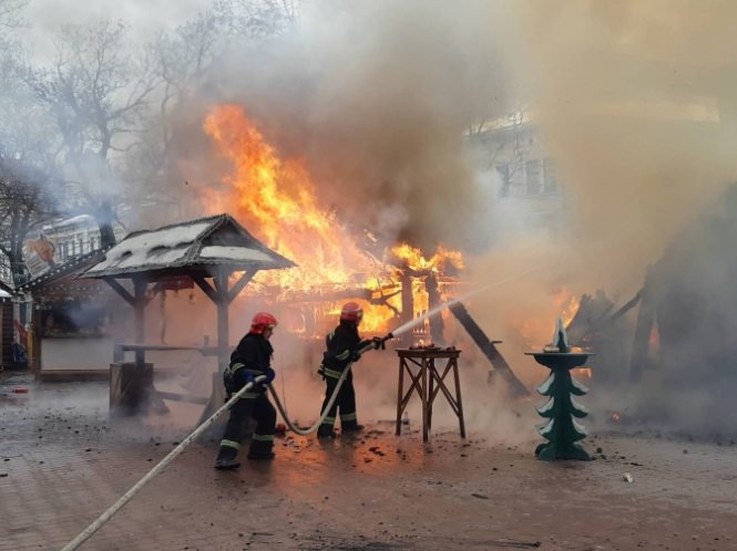 В результате взрыва газового баллона на рождественской ярмарке во Львове два человека из пяти госпитализированных оказались в реанимации. 