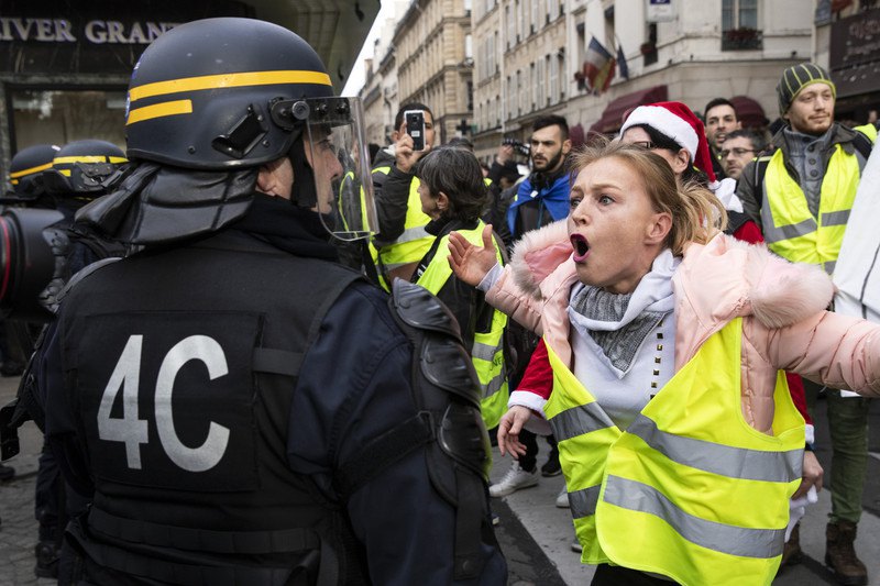 Французская полиция задержала более 200 участников манифестаций "желтых жилетов", собравшихся в субботу, 22 ноября, на шестой по счету акции протеста. 