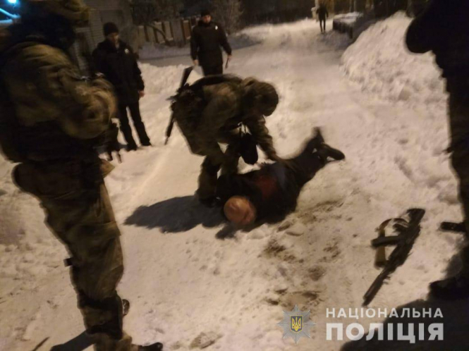 Правоохранители Харькова ввели в действие полицейский план "Гром" для задержания мужчины, который открыл стрельбу из автоматического оружия. 