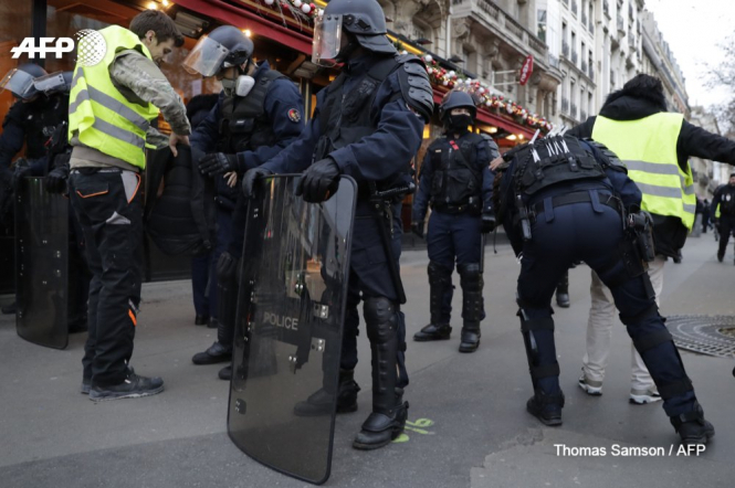 
По всей Франции за субботу арестовали 1772 протестующих, из которых держали под стражей 1220 человек. 