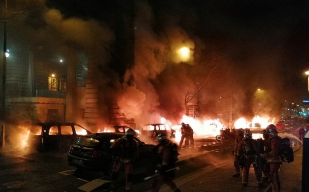 Несколько автомобилей загорелись вечером в субботу неподалеку от редакции французской газеты Le Parisien в Париже. 