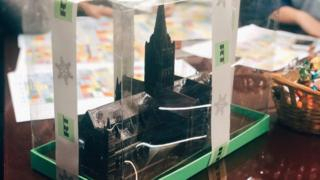 Власти британского города Солсбери раскритиковала идею российского государственного телеканала RT, который направляет шоколадную модель собора города в качестве новогоднего подарка. 