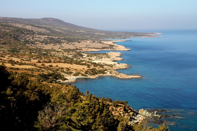 У порта Ларнака на побережье Кипра сел на мель и загорелся нефтяной танкер "Атлос", который шел под мальтийским флагом. В результате пожара пострадали двое членов экипажа. 