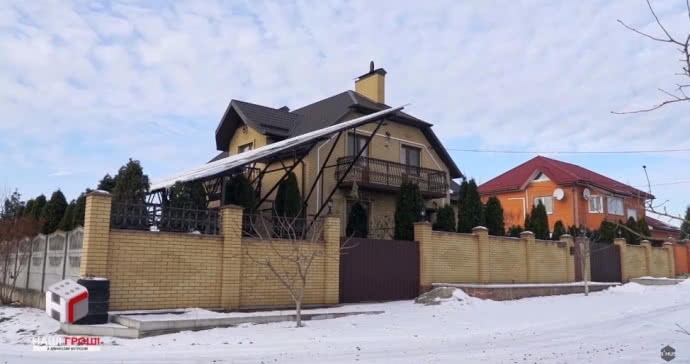 
Заместитель Генпрокурора Юрия Луценко по международным связям Евгений Енин в 2017 году зарегистрировал квартиру в Киеве и частный дом в пригороде на 66-летнего отца Владимира. 