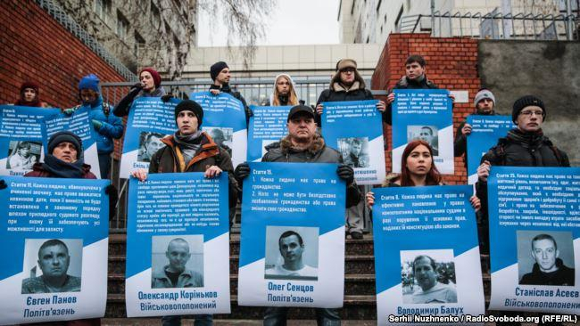 В рамках масштабной акции #FreeSentsov участники требовали от властей и ЕС освободить политзаключенных и военнопленных Кремля. 