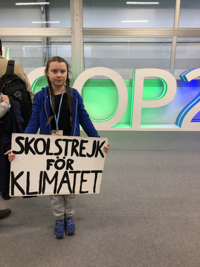 15-летняя школьница из Швеции Грета Танберг выступила на декабрьской конференции ООН по климату. В своей речи девочка подчеркнула, что мировые лидеры все эти годы вели себя безответственно, "как дети", а значит, молодому поколению придется исправлять их ошибки. 