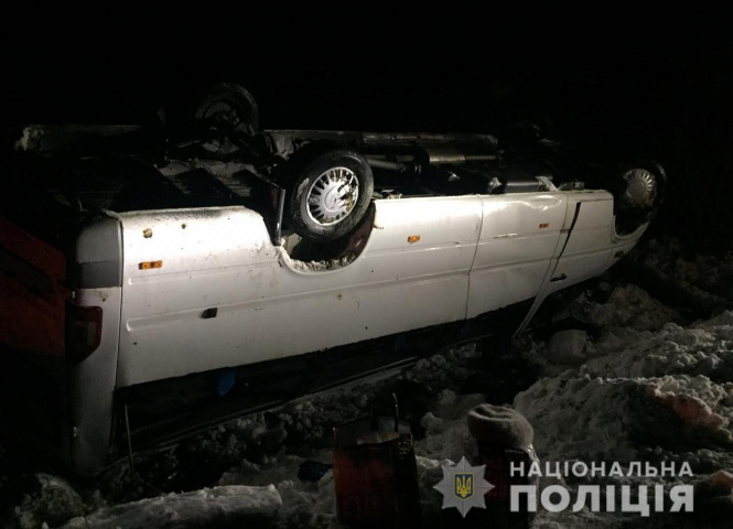 В Волынской области маршрутка сообщением "Лесная песня-Нововолынск" съехала в кювет и перевернулась, в результате чего 11 пассажиров получили телесные повреждения. 