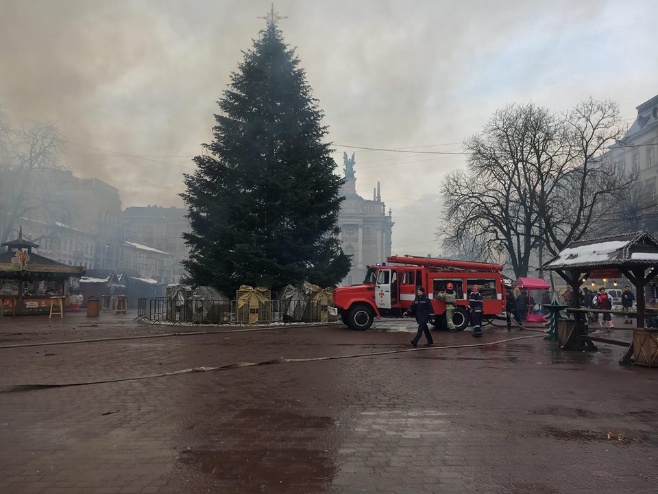 В субботу, 22 декабря, на рождественской ярмарке возле Оперного театра во Львове произошел взрыв. За данным ДСНС Львовщины, в результате пожара пострадали четыре человека. 