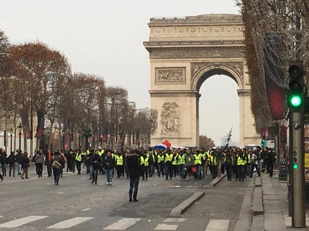 Количество погибших участников антиправительственных протестов во Франции увеличилось до семи после очередного дорожного инцидента. 