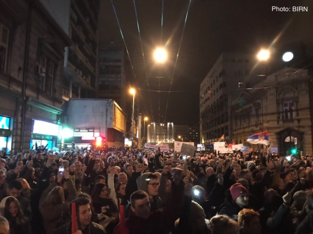 Тысячи сербов вышли на улицы Белграда на протест против президента Вучич и его Сербской прогрессивной партии. 