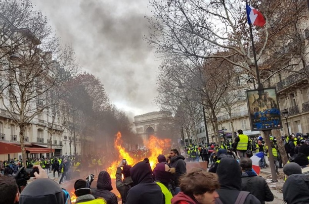 Парижская полиция применила водомет против протестующих движения "желтых жилетов", которые бросали факелы и устраивали поджоги в одном из торговых районов французской столицы. 