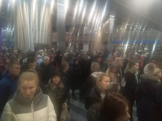 На центральном железнодорожном вокзале в Киеве образовались большие очереди, поскольку пассажиры не могут получить железнодорожные билеты, купленные в течение последних двух дней через онлайн-сервис "Укрзализныци". 