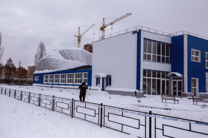 В городе Вишневом Киевской области сегодня в 11 часов утра обрушилась крыша недавно построенного спорткомплекса Favorite Fit, здание находится на территории школы № 4. 
