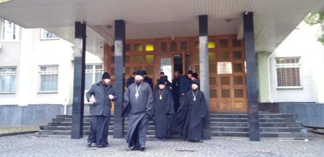 
В среду в управлении СБУ в Ровенской области допрашивали 12 священнослужителей Ровенской и Сарненской епархий УПЦ МП. 