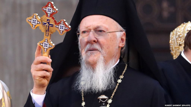 Вселенский патриарх Варфоломей в своей резиденции в Стамбуле подписал томос, который провозглашает автокефалию вновь Православной церкви Украины. 