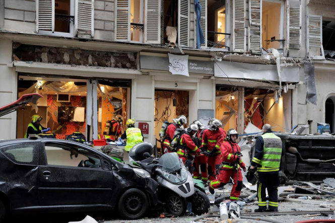 Четыре человека погибли в результате взрыва в пекарне в центре Парижа. Среди них - двое пожарных, заявили местные власти. 