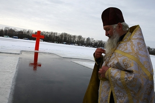 Спасатели Киева 17 января учить граждан, как правильно проводить ритуал купания на Крещение. 