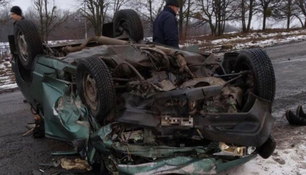 
В Винницкой области вблизи поселка Вапнярка Томашпольского района в результате столкновения двух легковых автомобилей погибли три человека, среди них ребенок, и еще четверо пострадали. 