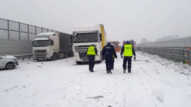 
На автомагистрали близ польского города Лодзь столкнулись 17 легковых и грузовых автомобилей, в результате ДТП пострадали шесть человек. 