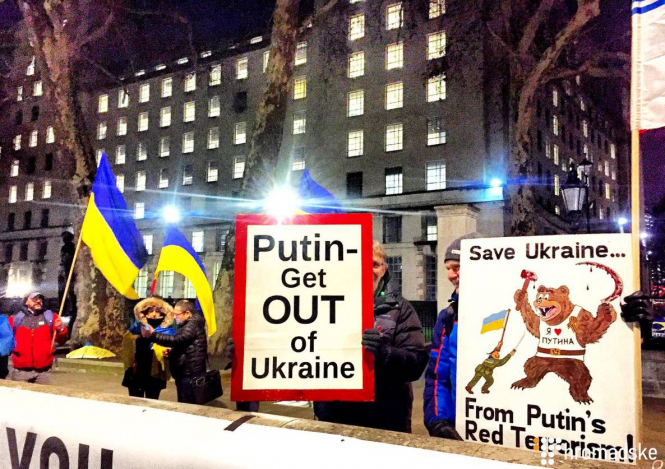 Несколько десятков человек собрались в центре Лондона, вечером 9 января. С флагами и украинскими песнями украинские активисты, живущих в Британии, провели акцию против политики России. Они расположились на Даунинг Стрит, непосредственно напротив дома премьера Великобритании Терезы Мэй. 